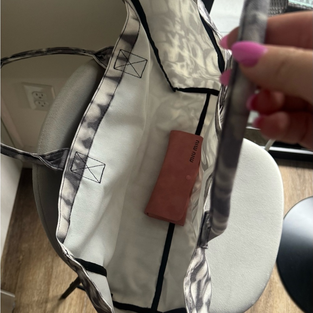 ALO Yoga Monochrome Women's Tote Bag Oversized - Picture 3 of 6